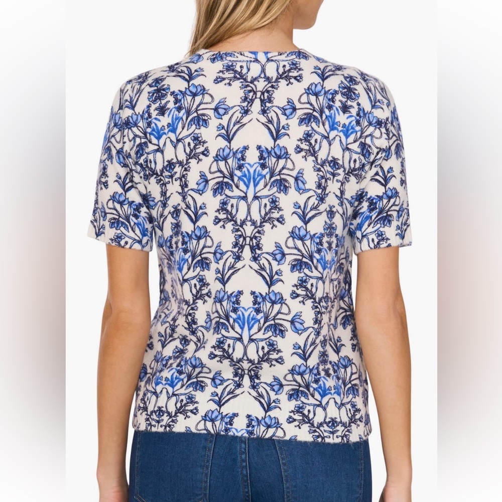 NWT CeCe Vanna  Short-Sleeve Sweater Top with Blue Floral Print - Picture 4 of 7